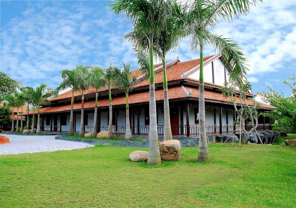 Khuôn viên khách sạn Hoa Sen (Nguồn: longdienson.vn)